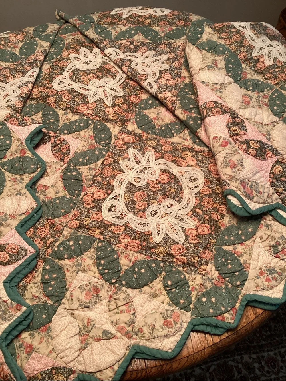 Vintage American Pacific Manor House Floral Lace Scalloped Cottage Quilt
